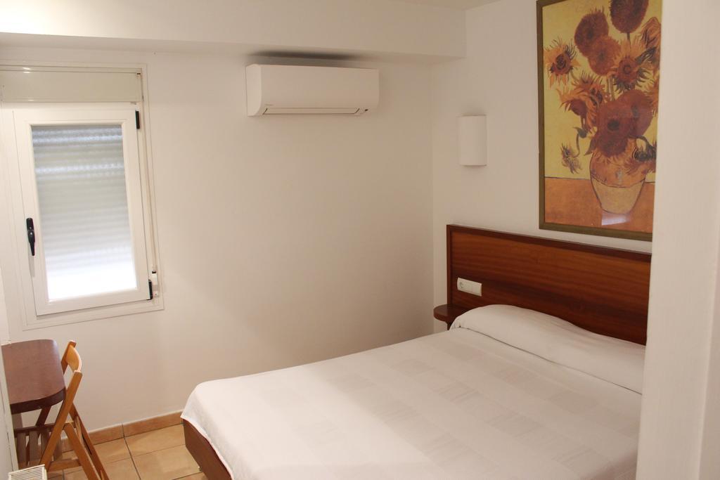 Guest house Hostal Cristina *